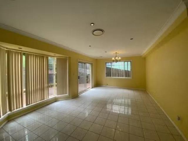 Nice 4 BR 42 Dandarbong Avenue, Carlingford House for rent Li.