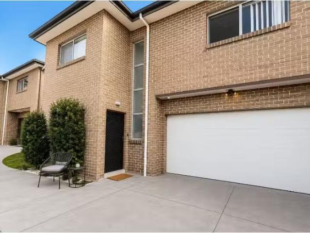 Nice 4 BR 4/44 Brisbane Street, OXLEY PARK Townhouse for rent.