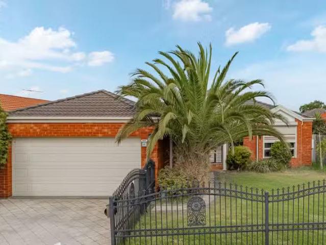 Cheap 4 BR 4 Villawood Avenue, ROXBURGH PARK, VIC 3064 House.