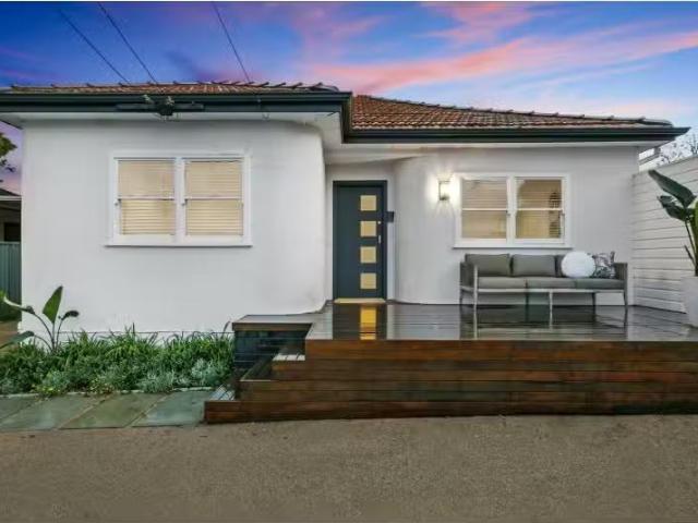 Deal! 4 BR 50 Captain Cook Drive, Caringbah House for rent Li.