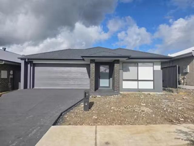 Rental! 4 BR 52 Cessna Avenue, COORANBONG House for rent List.