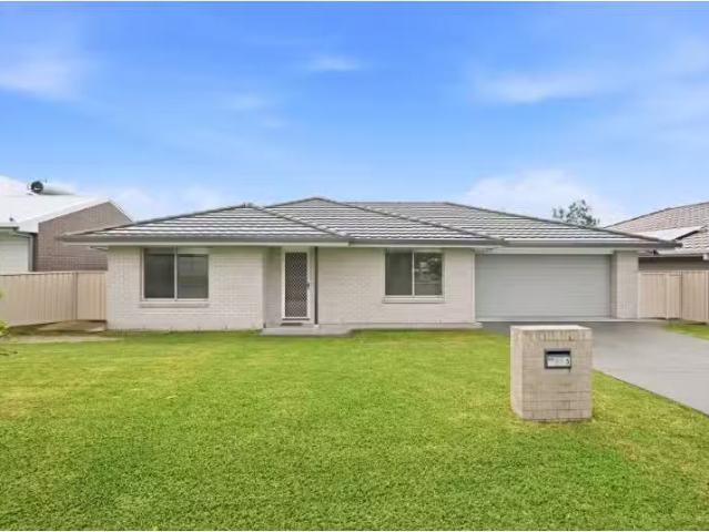 Rental! 4 BR 5 Clipstone Close, Port Macquarie House for rent.