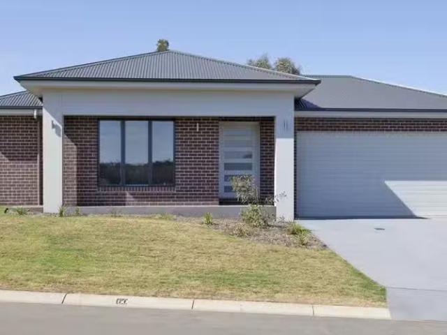 Unique 4 BR 60 Stockman Circuit, Thurgoona House for rent Lis.