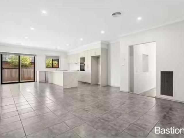 Cheap 4 BR 64 The Valley Avenue, Gungahlin House for rent Lis.
