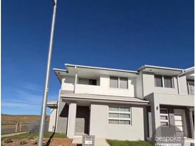 Rental! 4 BR 65 Gunyah Drive, Glenmore Park Townhouse for rent.