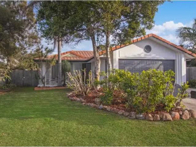 Cozy 4 BR 6 Palm Pl, Byron Bay House for rent Listed by Julie.
