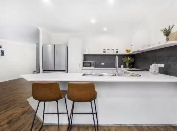 For Rent! 4 BR 6 River Gum Grove, Hamlyn Terrace House for ren.