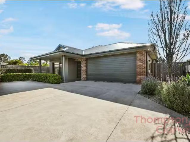 Deal! 4 BR 73 Wirraway Drive, Thornton House for rent Listed.