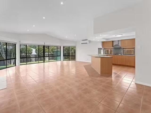 Nice 4 BR 8 Tea Tree Crescent, Sinnamon Park, QLD 4073