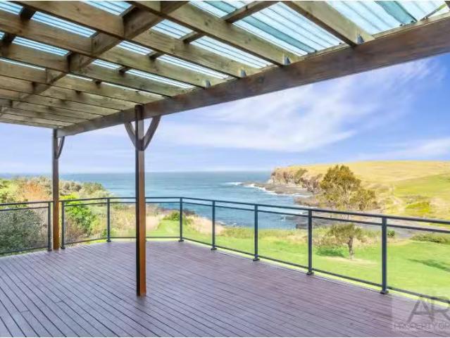 Cozy 4 BR 8 Elanora Road, KIAMA HEIGHTS House for rent Listed.