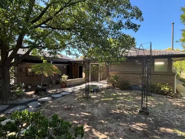 Deal! 4 BR 927 Pemberton Street, West Albury House for rent L.