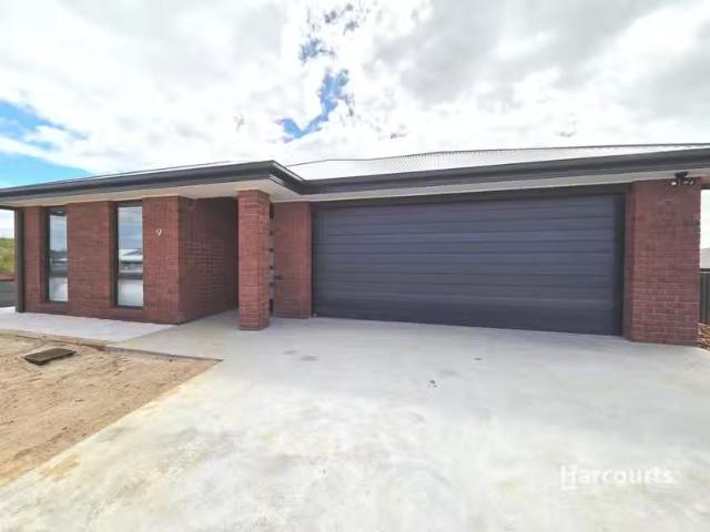 Unique 4 BR 9 Webb Avenue, MOOREVILLE, TAS 7321 House for Rent