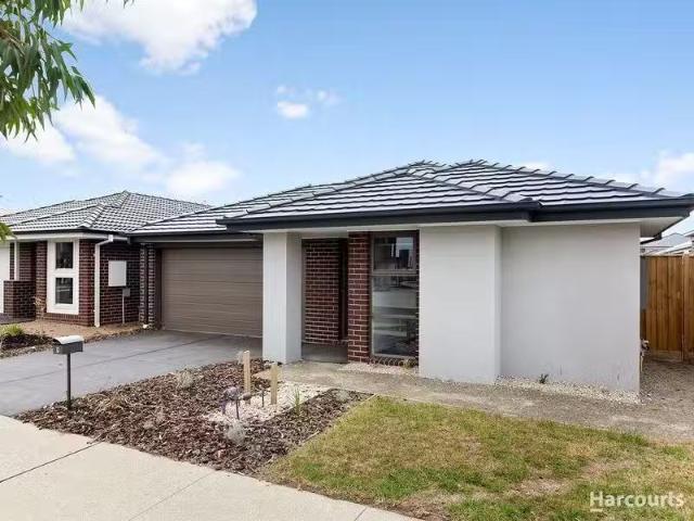 Nice 4 BR 9 Earhart Street, Pakenham, VIC 3810 House Leased
