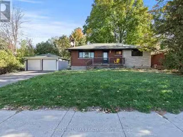 Charming 4 BR 9 Newhaven Street, Ottawa, ON, K2G 0X3 house f.