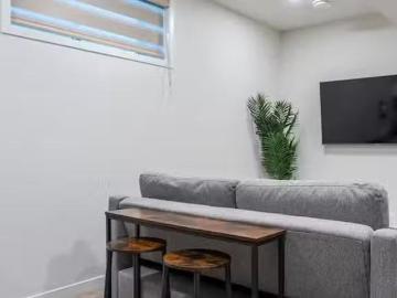 Calgary, Alberta - Equipped kitchen