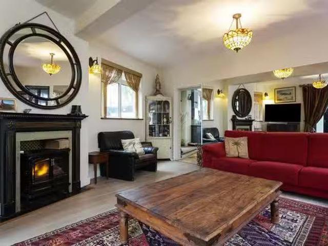Unique 4 BR Russell Gardens