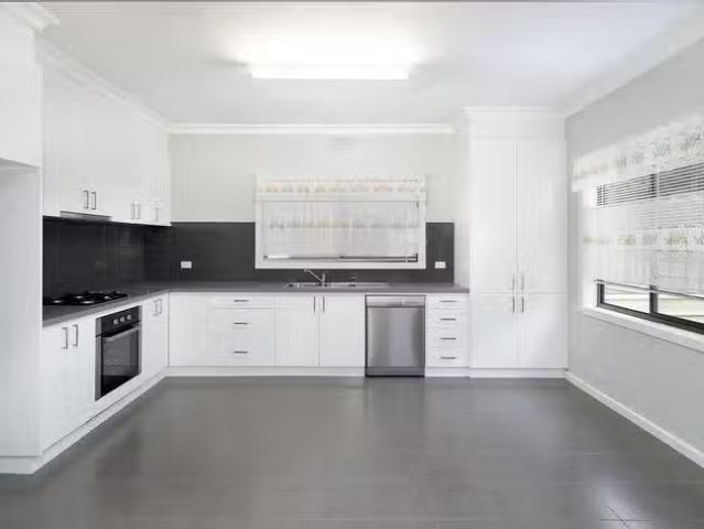 Deal! 4 Grandview Grove, Wendouree, VIC 3355