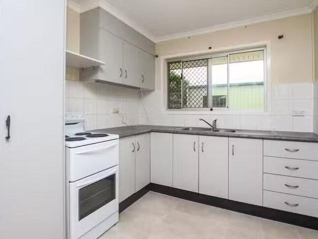 Unique 4 Marchant Street, Manoora, QLD 4870