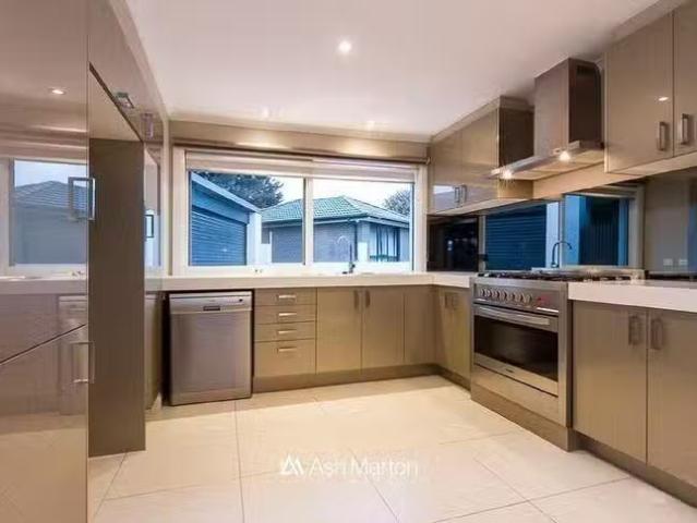 Deal! 4 Miles Court, Cranbourne, VIC 3977