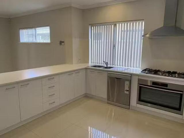 Nice 4B Hall Place, Kardinya, WA 6163