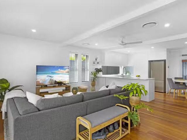 Cozy 56 Fifth Avenue, Palm Beach, QLD 4221