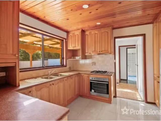 Rental! 50 Balmoral Crescent, Lake Albert House for rent List.