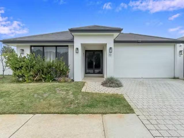 Cozy 51 Fairweather Drive, Piara Waters, WA 6112