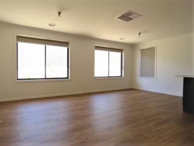 Unique 51 Felstead Circuit, THURGOONA House for rent Listed b.