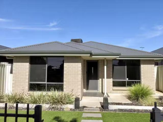 Just in! 5 Almandine Lane, Munno Para West, SA 5115