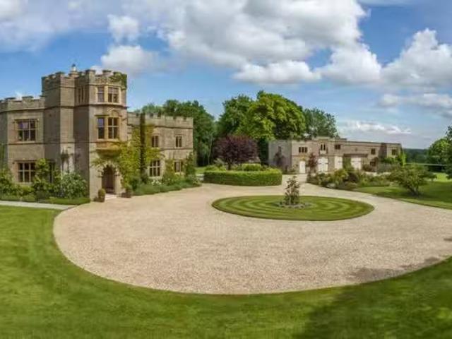 Cozy 5 BA 5 bedroom detached house for rent in Hilfield, Sherb.