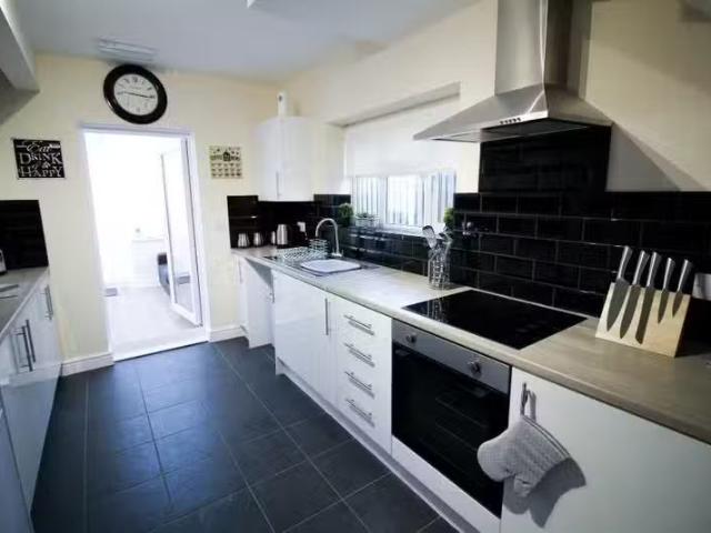 Nice 5 BA 5 bedroom house share for rent in St. Vincent Avenue.
