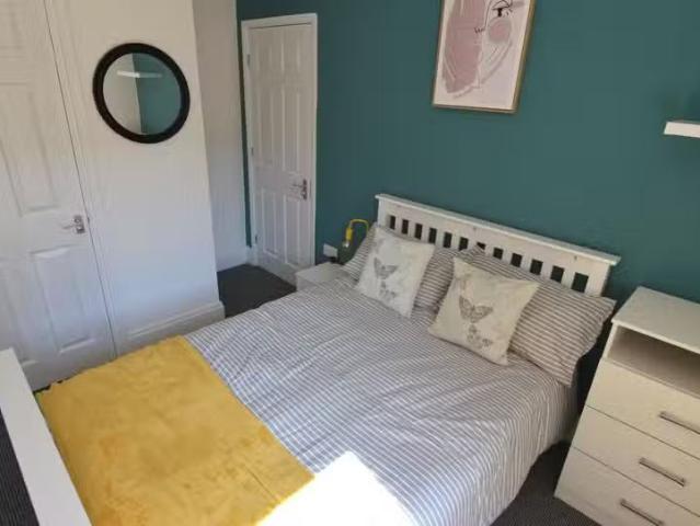Charming 5 BA 5 bedroom terraced house for rent in Blundell Av.