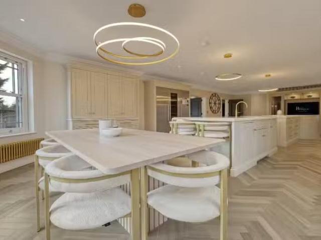 Charming 5 bedroom detached house for rent in Ramsden Bellhous.