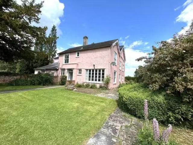 Charming 5 bedroom farm house for rent in Howe Street, Finchin.