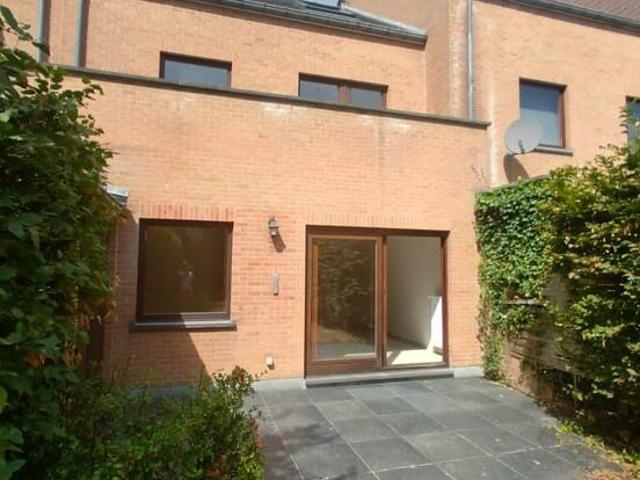 Nice 5 bedroom house.South east facing garden. 2 car garage