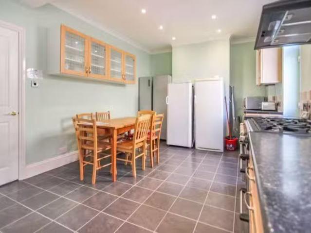 For Rent! 5 bedroom semi detached house for rent in Charminste.