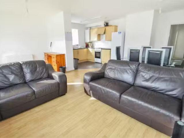 Cozy 5 bedroom semi detached house for rent in Charminster, Bo.