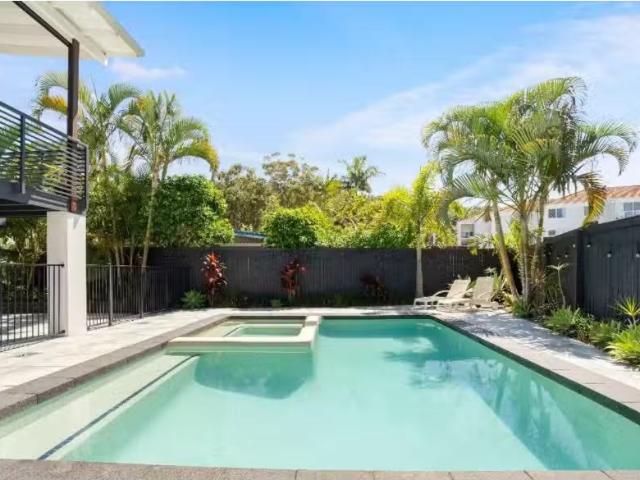Rental! 5 BR 3 Tawarri Crescent, Burleigh Heads House for rent.