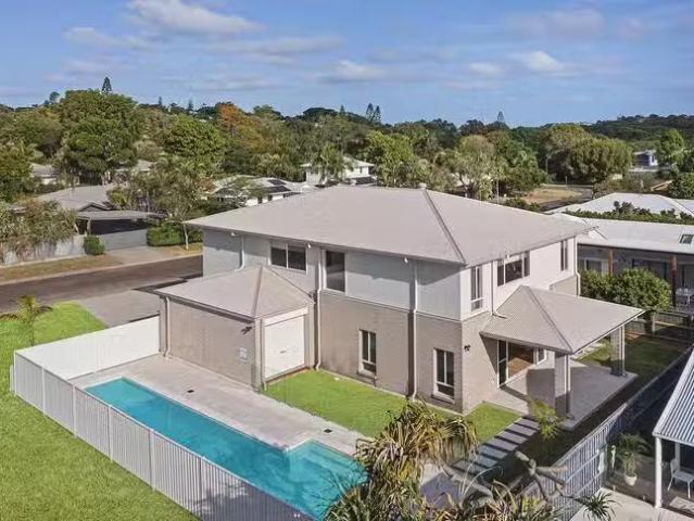 Cheap 5 BR 1 Hawley Court, Sunrise Beach, QLD 4567