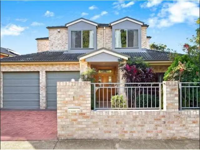 Nice 5 BR 1 Megalong Avenue, North Willoughby House for rent.