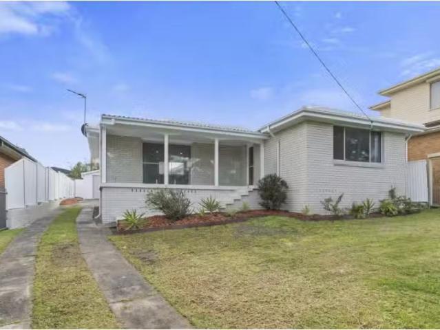 Unique 5 BR 20 Lakeside Drive, Kanahooka House for rent Liste.