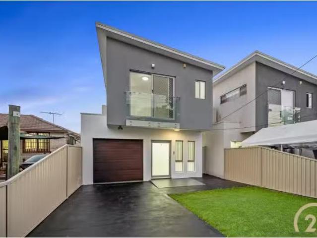 Just in! 5 BR 20 Margaret Street, Fairfield West House for ren.