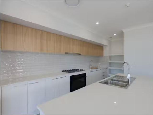 Cheap 5 BR 25 Grouper Crescent, MOONEE BEACH House for rent L.
