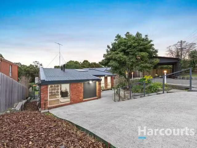 Unique 5 BR 40 Oakpark Drive, CHADSTONE, VIC 3148 House for.