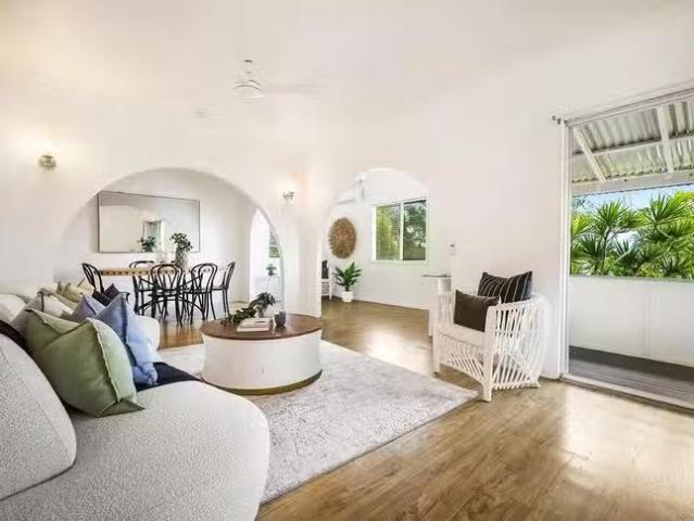 Deal! 5 BR 4 Stapylton Street, Coolangatta, QLD 4225