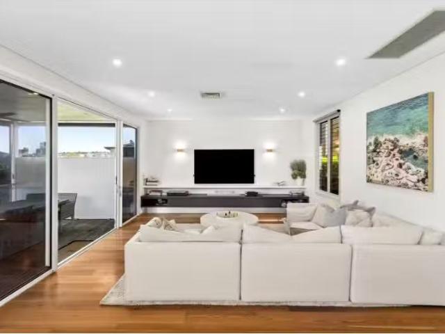 For Rent! 5 BR 61 Cumberland Avenue, Collaroy House for rent.