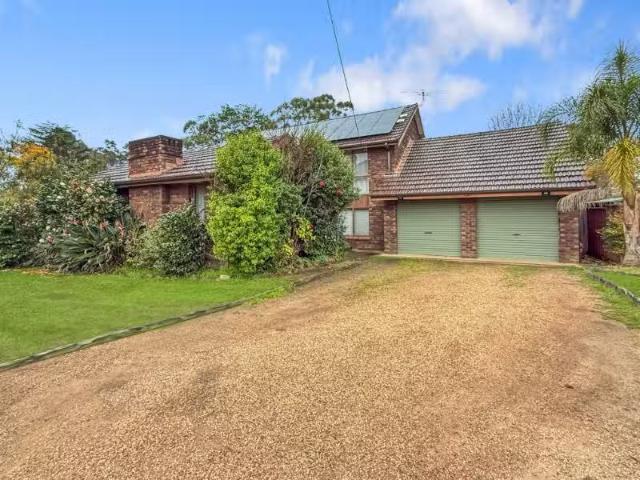 Charming 5 BR 85B Hawkesbury Road, Springwood House for rent.