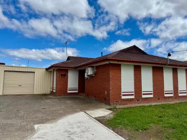 Deal! 5 BR 87 Atheldene Drive, ST ALBANS, VIC 3021 House for.