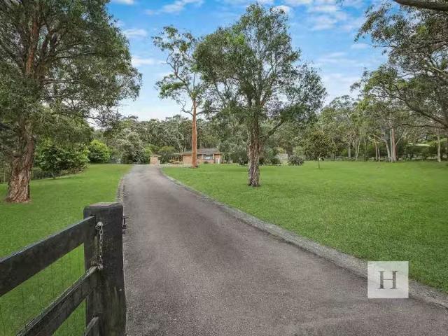Just in! 5 BR 8 Larapinta Drive, Wyee Point House for rent Li.