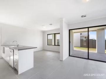 Just in! 5 Greenpoint Drive, Rockbank VIC 3335